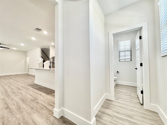 Foto del edificio - 8749 Scotty's Lk Ln