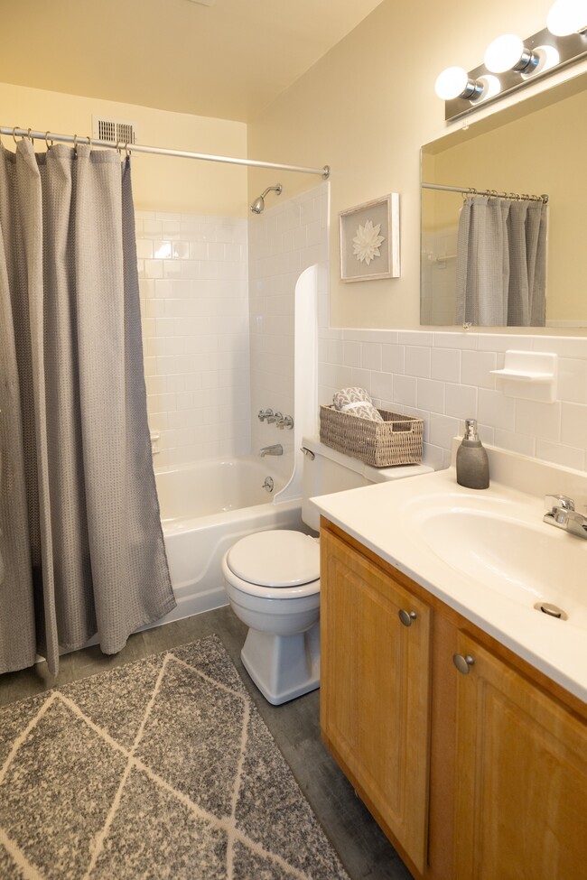 Building Photo - Rockdale Gardens Apartments & Townhomes*