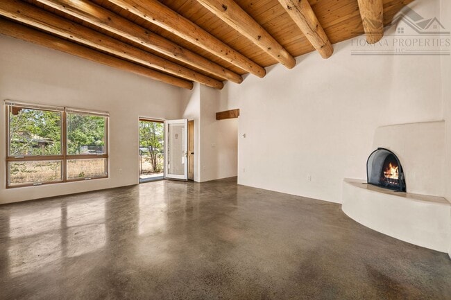 Building Photo - Lovely 2 bedroom / 1 bath In the Heart of Santa Fe