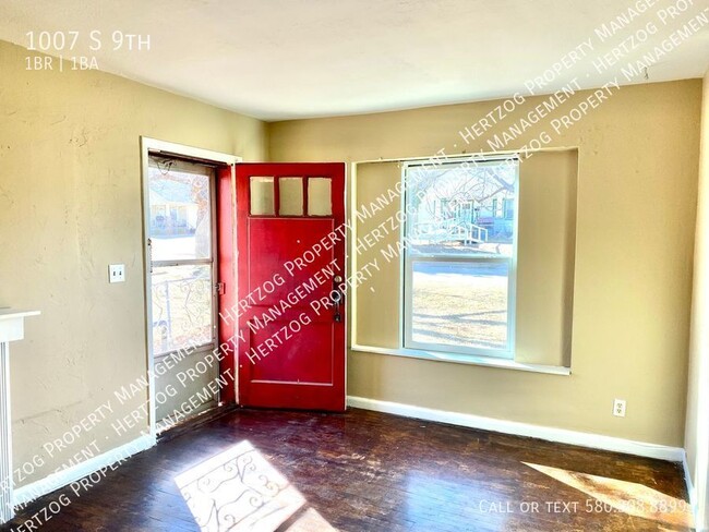 Building Photo - Freshly updated 1 bedroom 1 bathroom duplex!