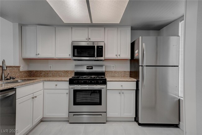 Foto del edificio - 8070 W Russell Rd