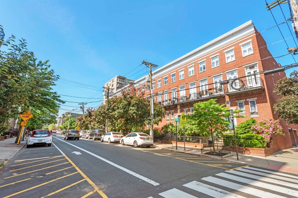 Primary Photo - 230 Monroe St
