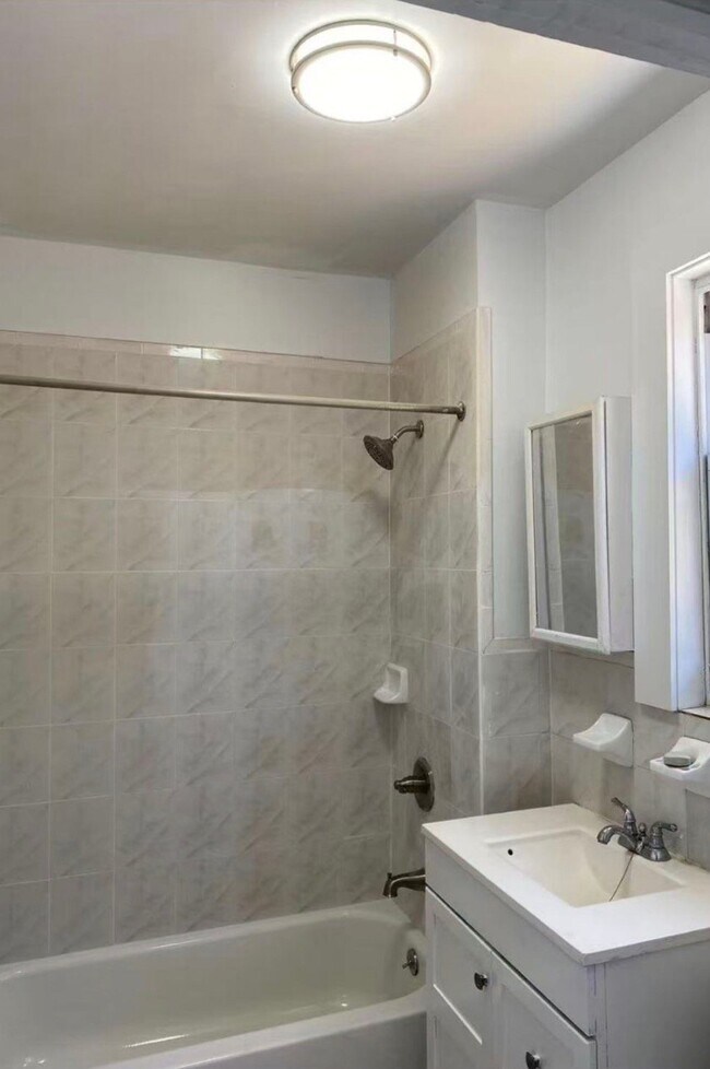 Foto del edificio - 22-18 124th St