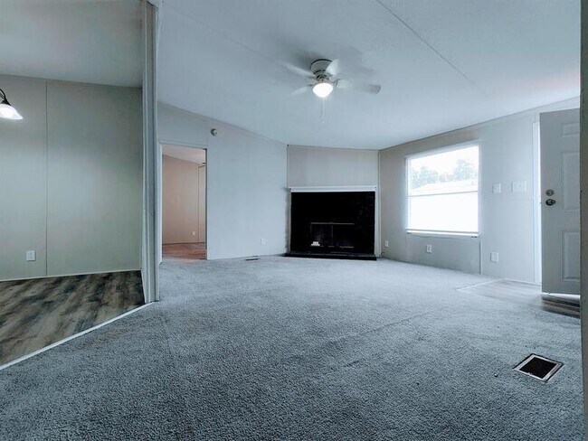 Building Photo - 220 Sunshine Dr