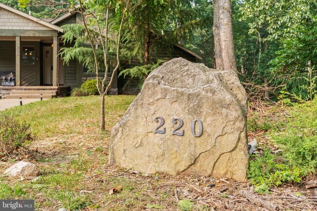 Foto del edificio - 220 Martin Ln