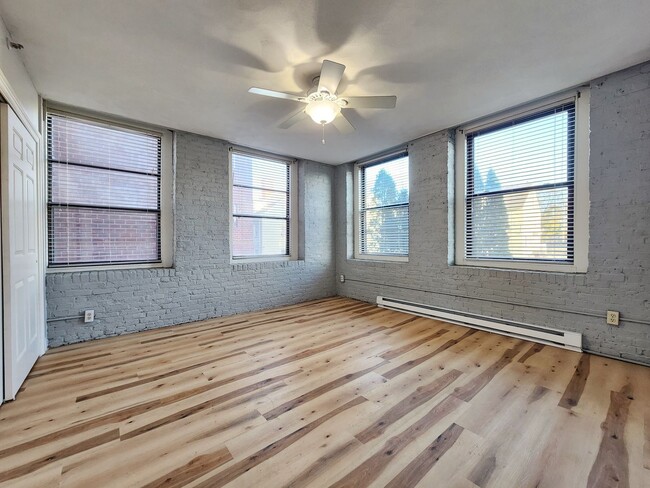 Building Photo - Loft style condo with 2bed 1.5bath, elevat...