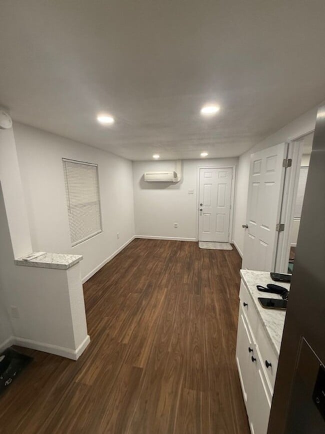 Building Photo - 15 Bluff Ct