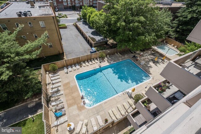 Foto del edificio - 4141 Henderson Rd