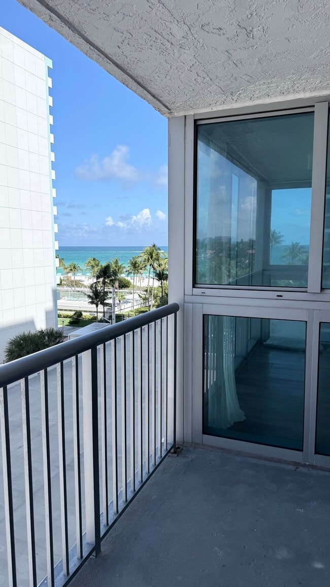 Building Photo - 2655 Collins Ave