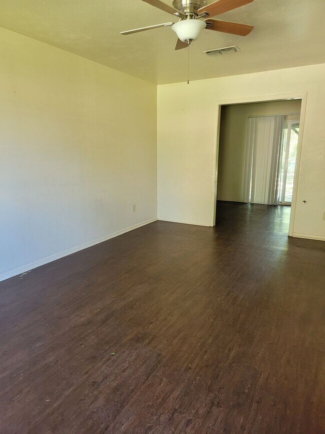 Building Photo - 3 bedroom 1.5 bathroom *1/2 Off 1st Month*