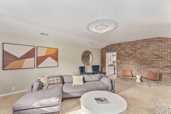 Foto del edificio - Completely Renovated Biltmore Home -