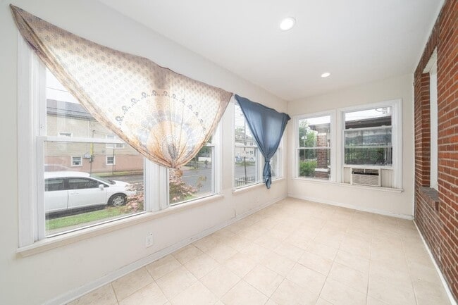 Building Photo - 351 Somerset St