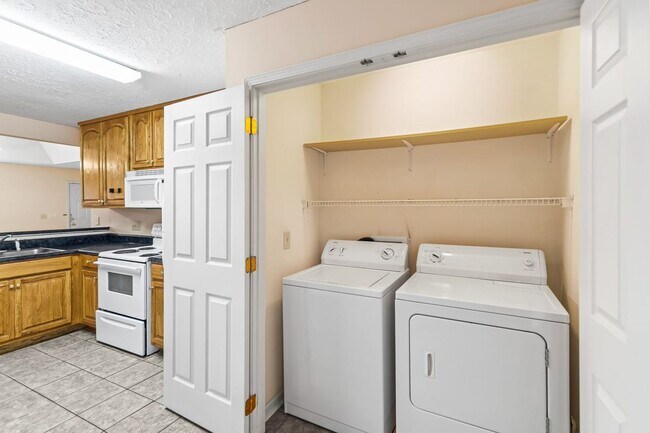 Building Photo - 3 Bedroom/3 Bathroom Home Available In August!