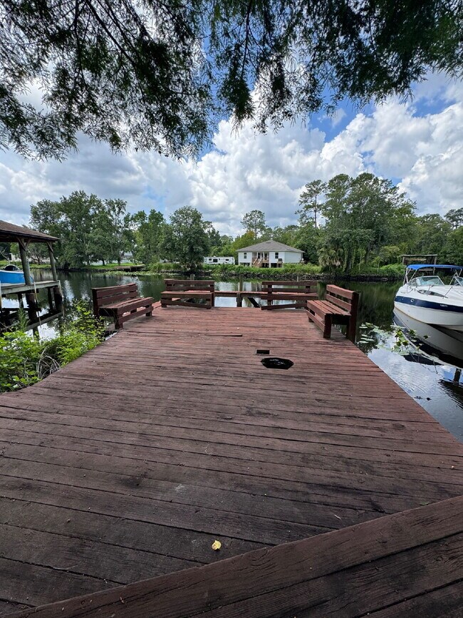 Building Photo - 2 bedroom 2.5 bath townhome with private d...