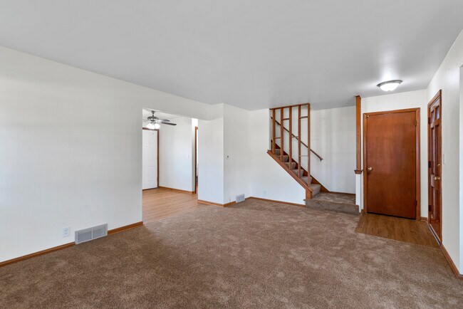 Foto del edificio - 2825 E Grange Ave
