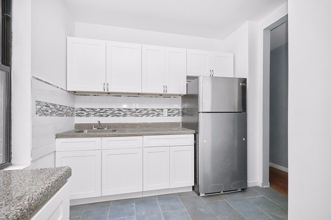 Building Photo - 645 W 160th St