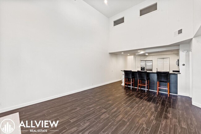 Foto del edificio - Beautifully Upgraded 2 Bed, 2 Bath + Den W...