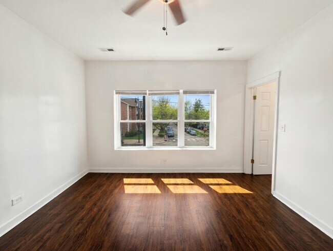 Foto del edificio - 5833 W Irving Park Rd