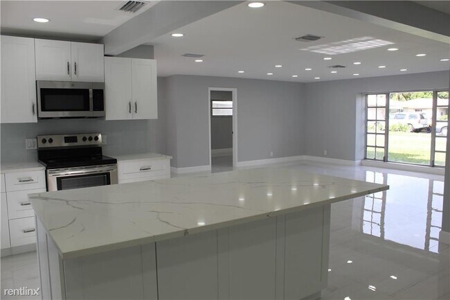 Foto del edificio - 4 br, 2 bath House - 10402 NW 39th Pl