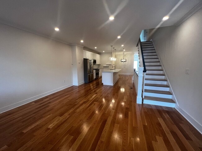 Building Photo - Lavish 5 BR/4 BA Townhome in Petworth!