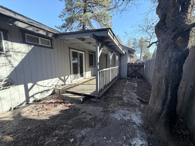 Foto del edificio - 670 Pine Way