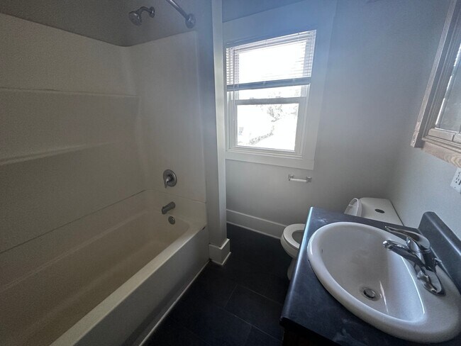 Building Photo - 3017/3019 Starr St Duplex