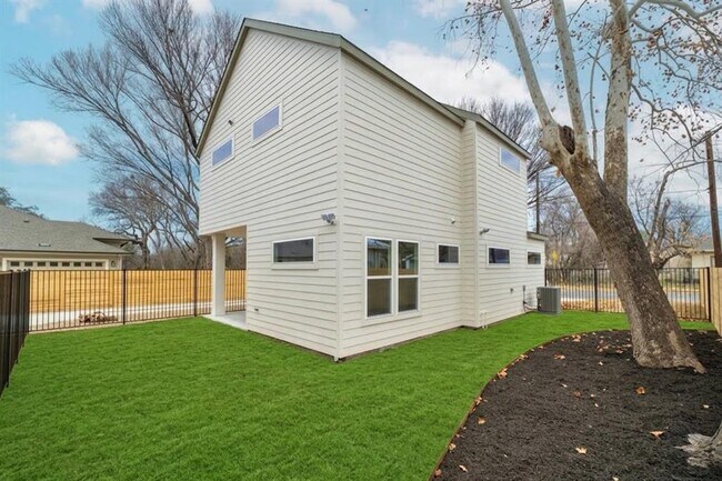 Foto del edificio - 6107 Richardson Ln