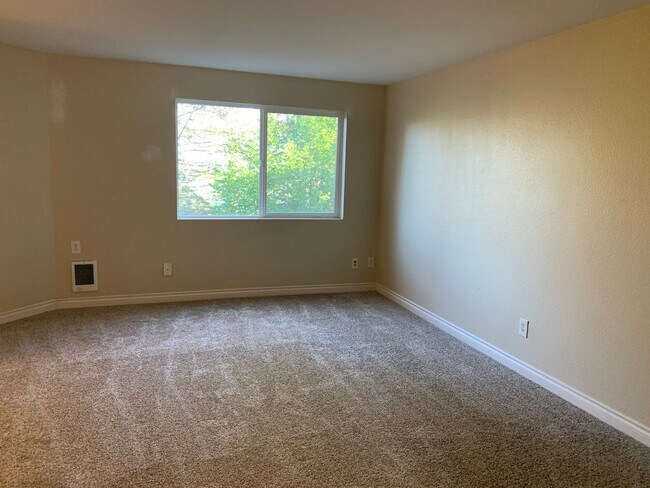 Building Photo - Lake Oswego Condo with Access to Mt. Park ...