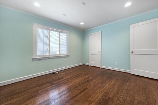 Building Photo - Charming one-level brick condo in the hear...