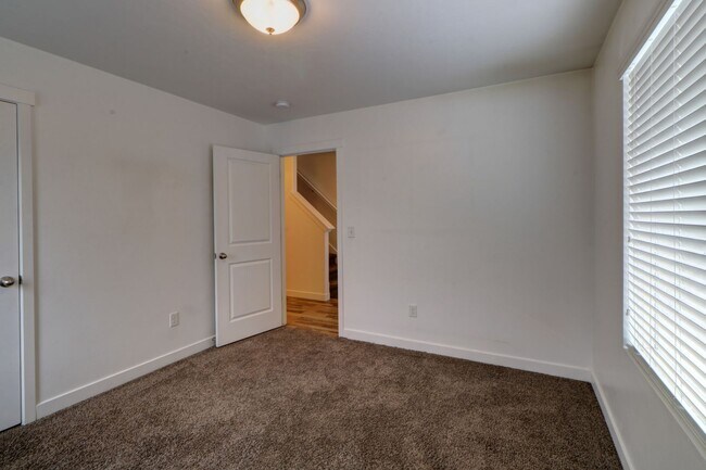 Building Photo - End Unit in Bluffdale