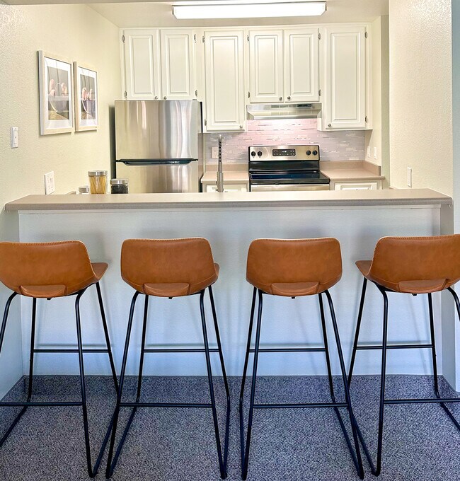 Algunos planos de planta incluyen una barra de desayuno incorporada - Carlton Senior Living Concord