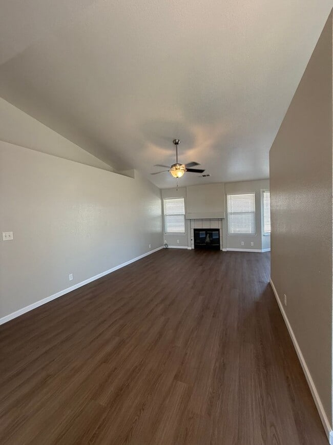 Building Photo - 945 La Dawna St