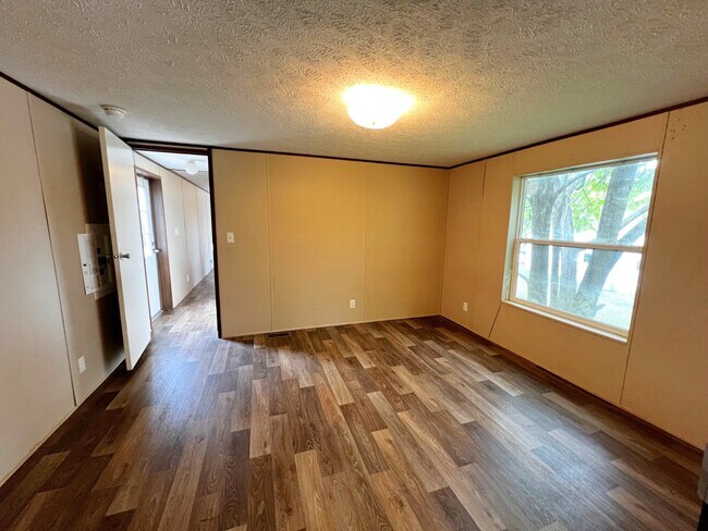 Foto del edificio - 1000 Maple Hls Pk