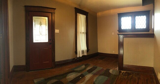 Entrada - 615 W 2nd St