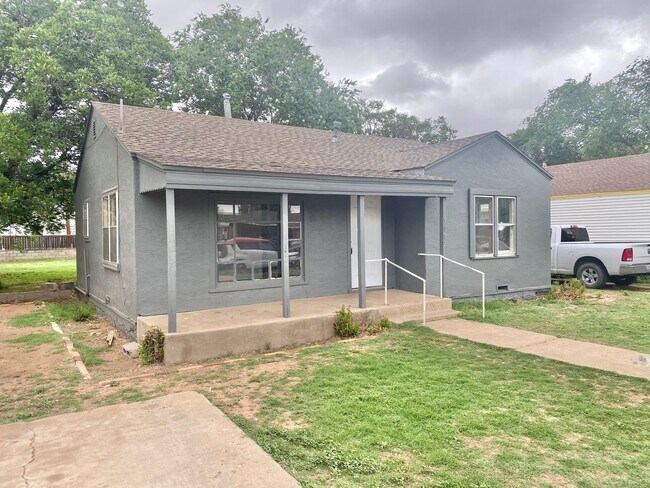 Building Photo - Move in special - $300 off 2nd month's rent