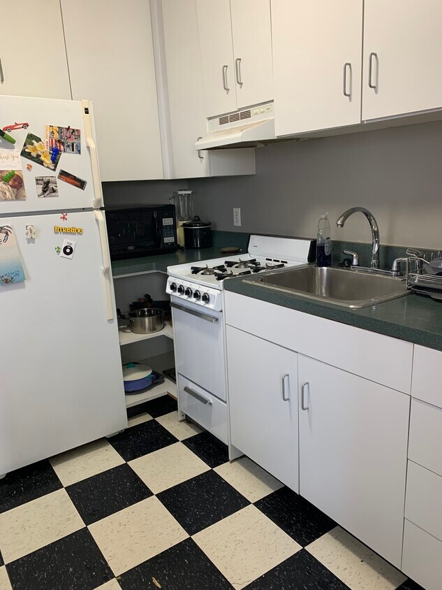 Kitchen - 2052 N Summit Ave