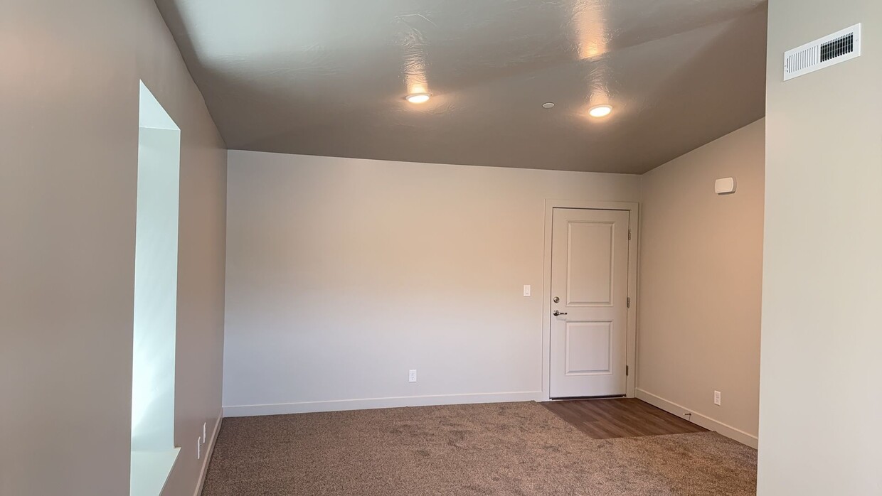 Primary Photo - Charming 2 Bedroom End Unit Condo - Pet Fr...