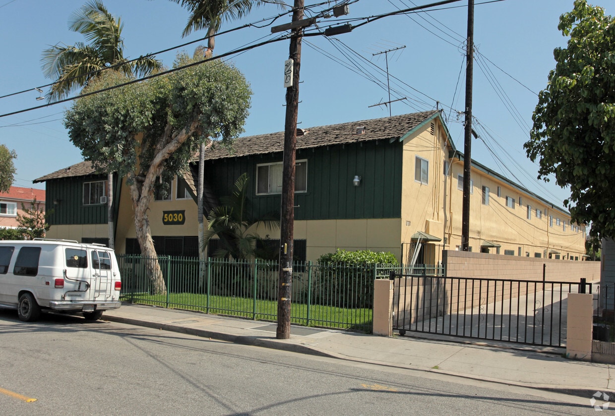 Primary Photo - 5030 Santa Ana