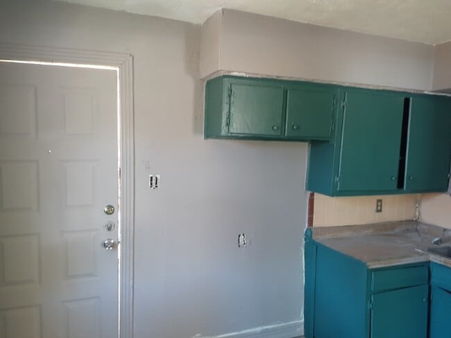 Building Photo - 848 Daffodil Dr