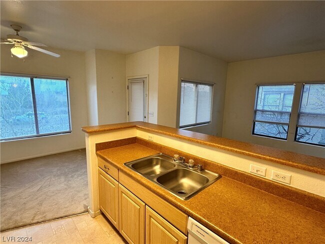 Foto del edificio - 8250 N Grand Canyon Dr