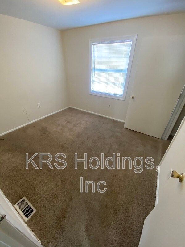 Building Photo - 708 e 18th