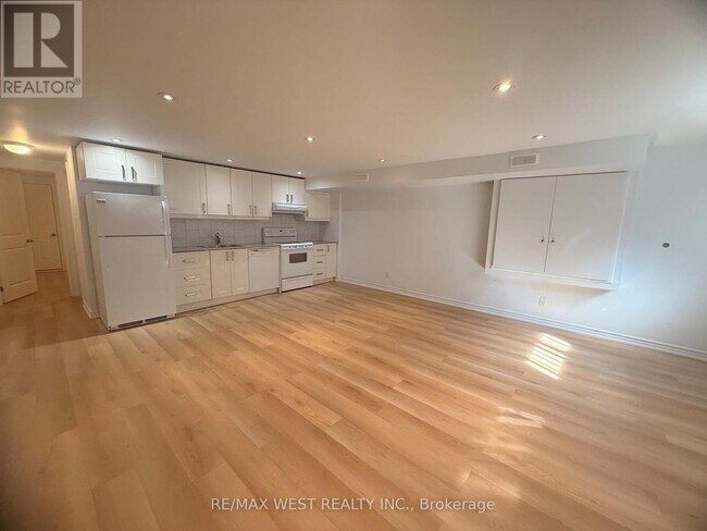 Building Photo - 334 Silverthorn Ave