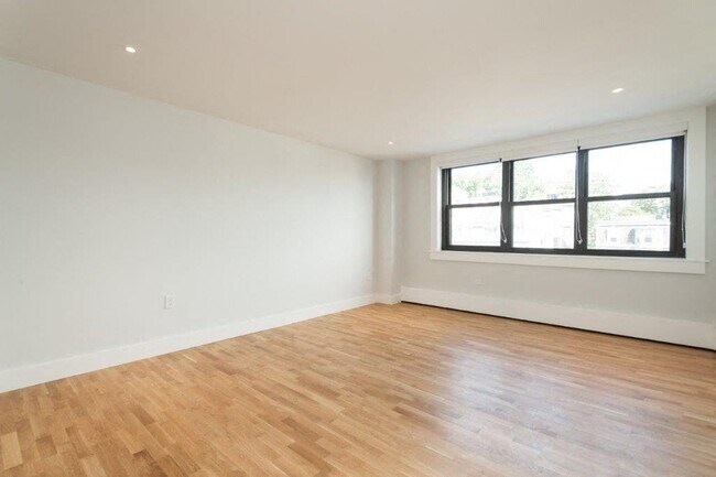 Interior Photo - 1410 Columbia