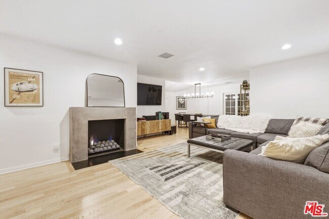 Foto del edificio - 5208 Woodman Ave