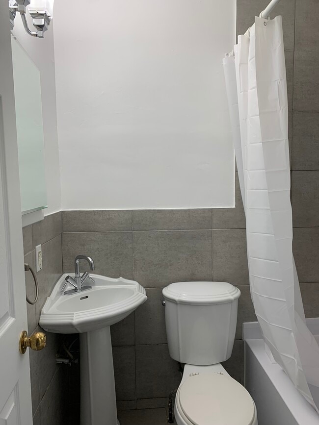 One bathroom new bathtub new showerhead whole apartment been painted - 6581 Rue Garnier