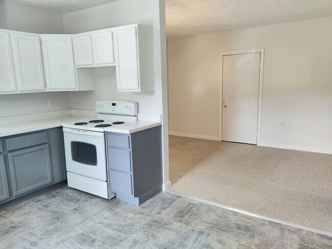 Large eat-in kitchen - 20 Case Ave