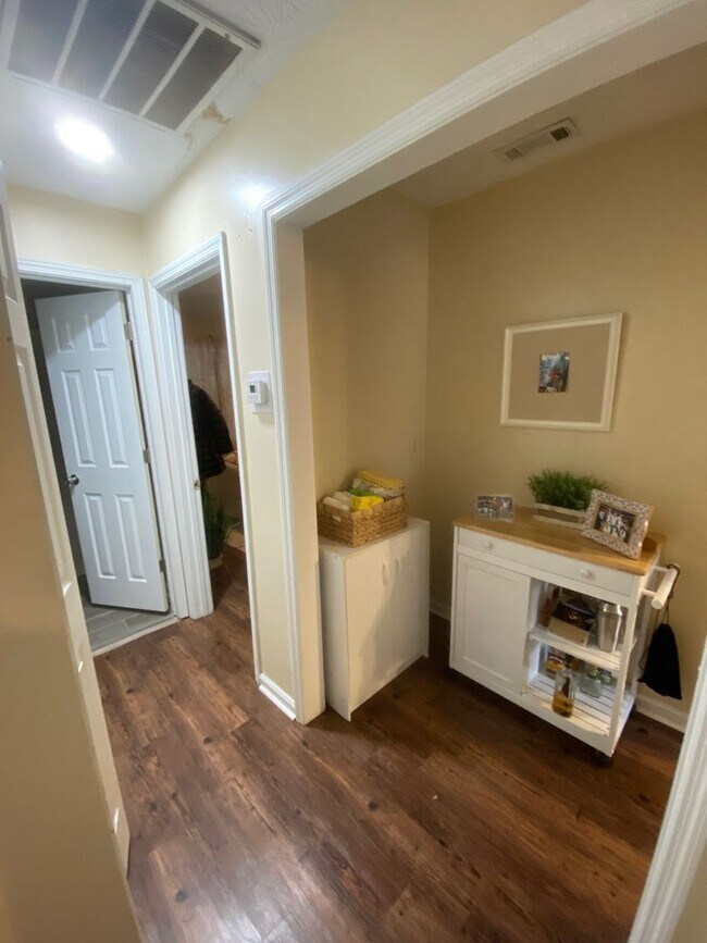 Foto del edificio - 2Bed/1Bath Home Available in August!