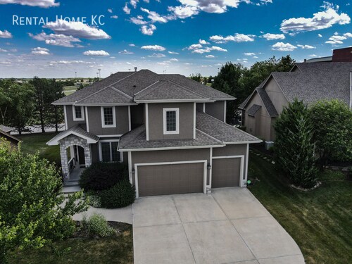 Building Photo - Fabulous 2-story w/Fin Bsmt in Blue Valley...