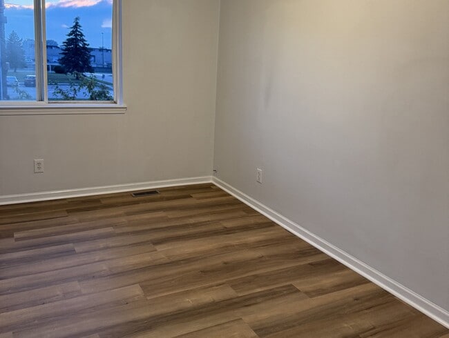 Building Photo - 28187 Raleigh Crescent Dr