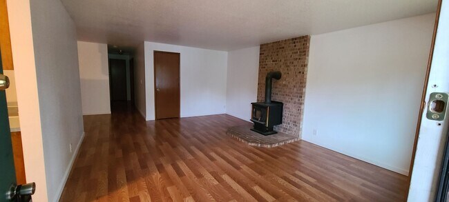 Foto del edificio - 541 NE 40th Avenue ~ Outstanding Single Le...